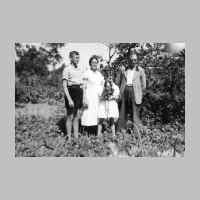 022-0309 Familie Karl Boenig im Jahre 1942. Von links Sohn Friedrich, Helene Boenig, geb. Kallweit, Tochter Hildegard und Karl Boenig..jpg